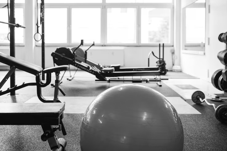 equipement-exercice-dans-salle-sport_1048944-16656567